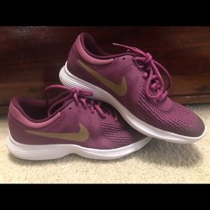 Women’s Nike Tennis Shoes
